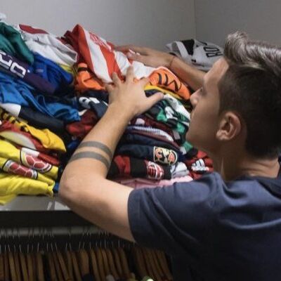 camiseta en manos de mamá